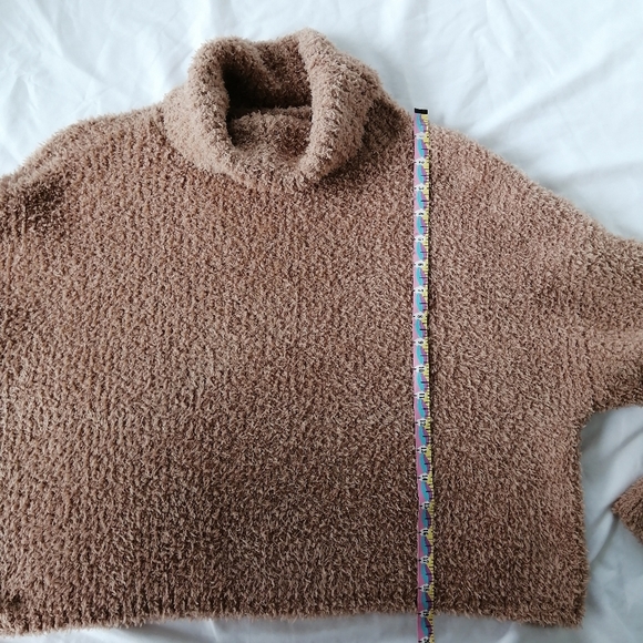 Aerie Marshmallow Turtleneck Cropped Sweater Bell Sleeves Fuzzy Tan XL - Picture 12 of 15